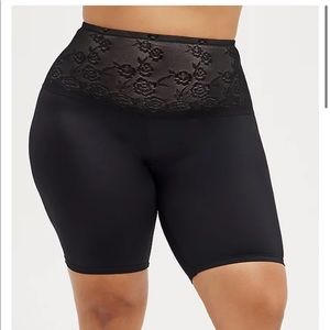 BLACK MICROFIBER 360° SMOOTHING HIGH WAIST SHORT EUC 6